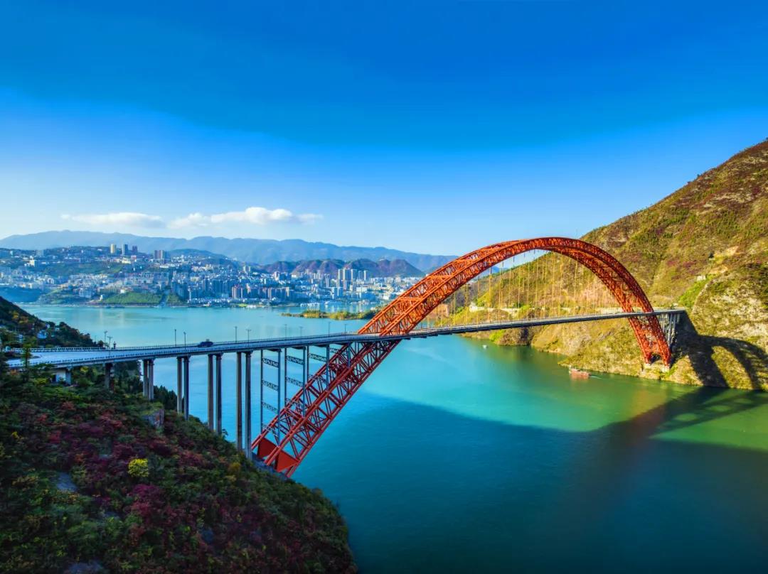 我国荣获“世界最高桥”之称的大桥，桥面至江面垂直距离565.4米_工程