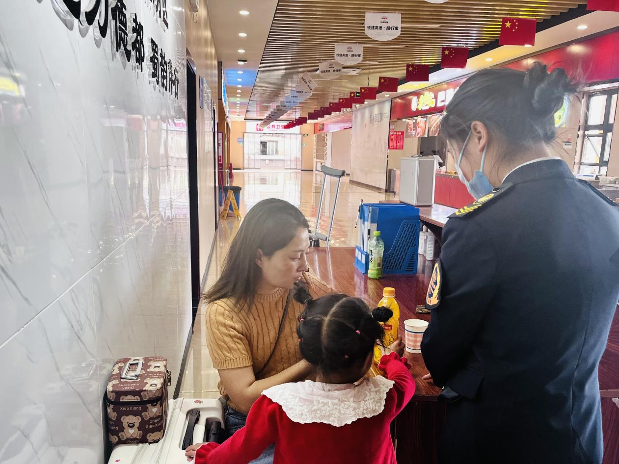 工作人员为母女两送上纸巾和饮料